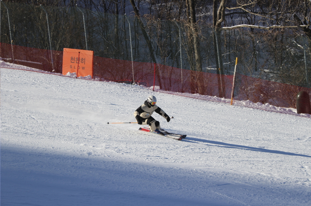 A skier is seen on a slope at Muju Deogyusan Resort, Muju-gun, North Jeolla Province. (Muju Deogyusan Resort)