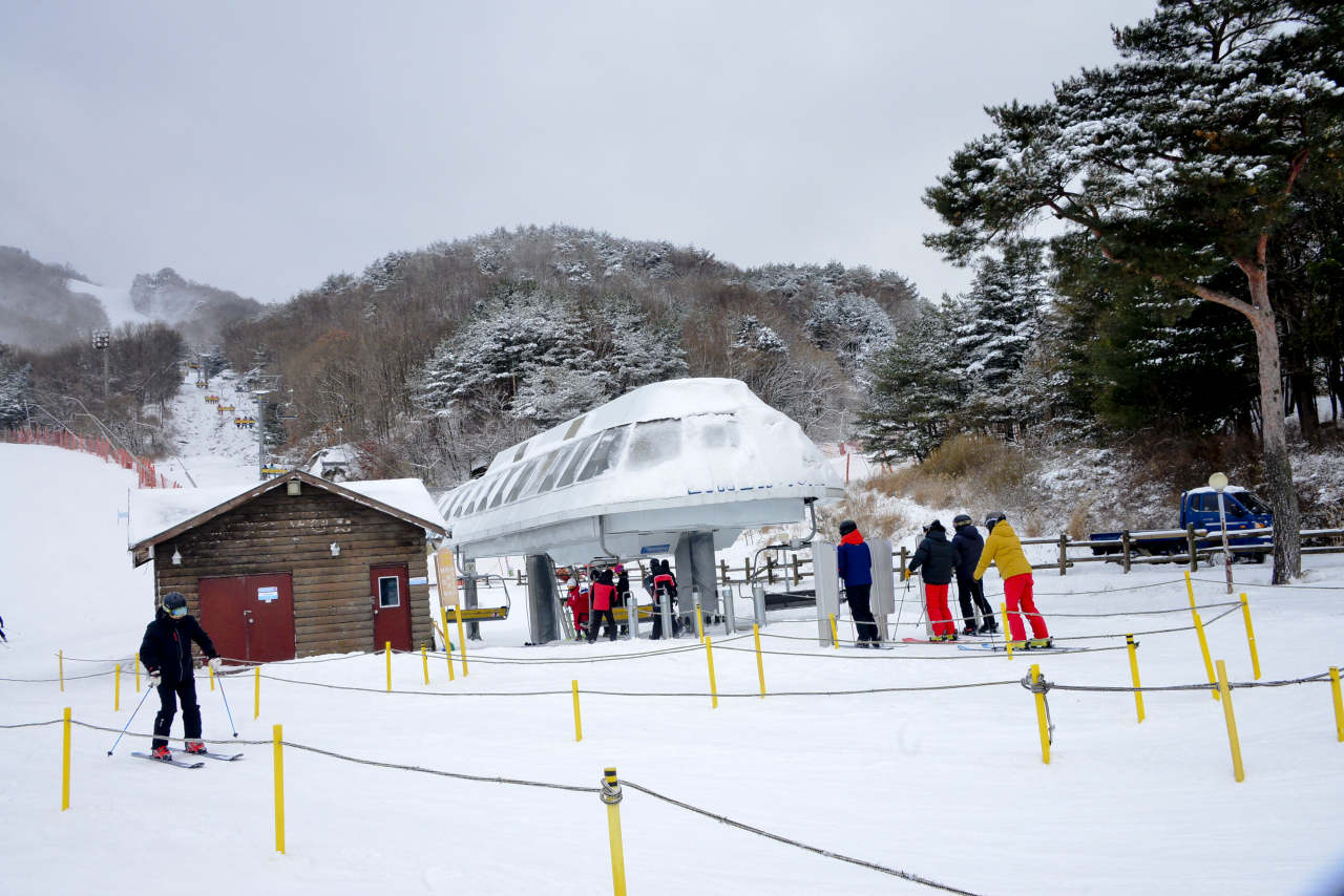 Skiers and snowboarders wait to take the lift at Muju Deogyusan Resort in Muju-gun, North Jeolla Province. (Muju Deogyusan Resort)