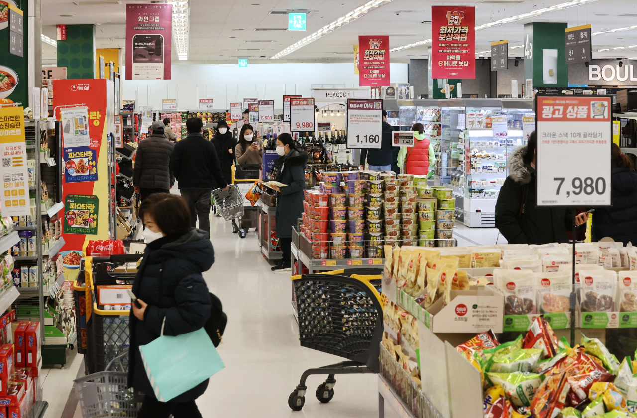 People shop for groceries at a supermarket in Seoul on Wednesday. (Yonhap)
