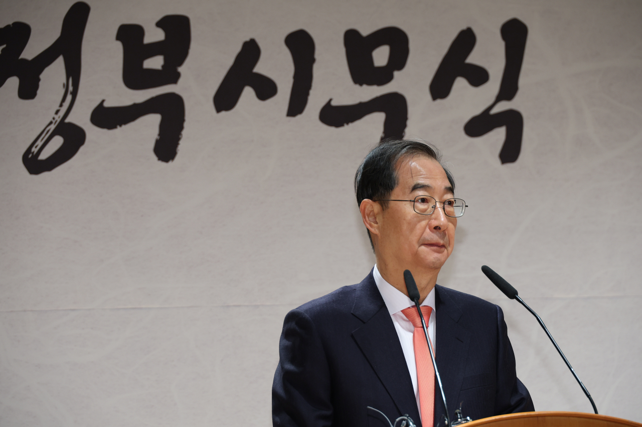 Prime Minister Han Duck-soo speaks during a ceremony to mark the start of business for the new year at the government complex in Seoul on Monday.