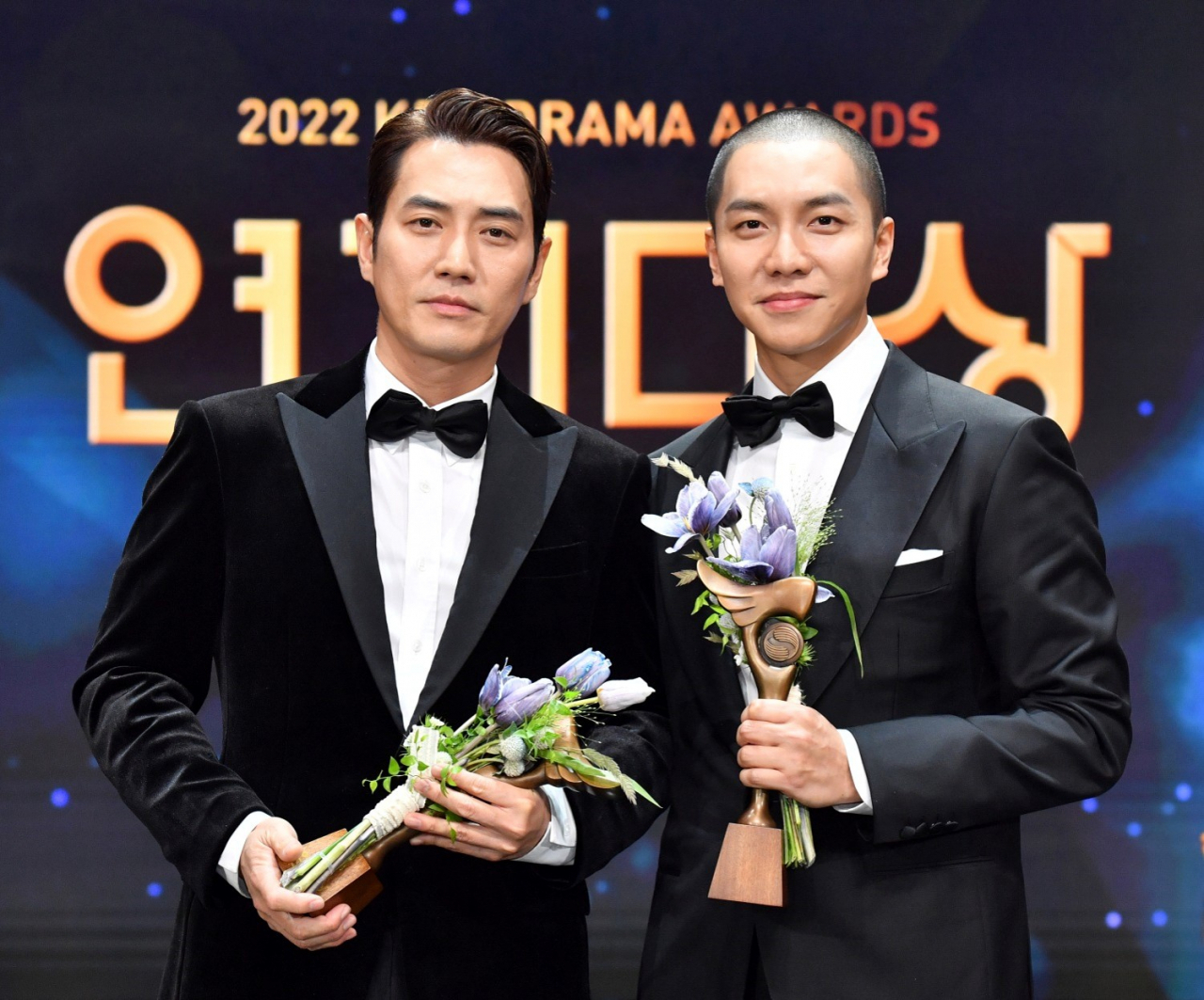 Joo Sang-uk (left) and Lee Seung-gi pose for photos after winning the grand prize at 2022 KBS Drama Awards at KBS Annex Hall in Yeongdeungpo-gu, Seoul, Dec. 31. (KBS)