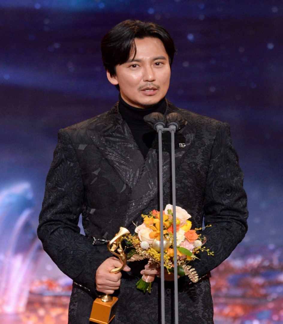 Actor Kim Nam-gil accepts the grand prize at the 2022 SBS Drama Awards in Seoul on Dec. 31. (SBS)