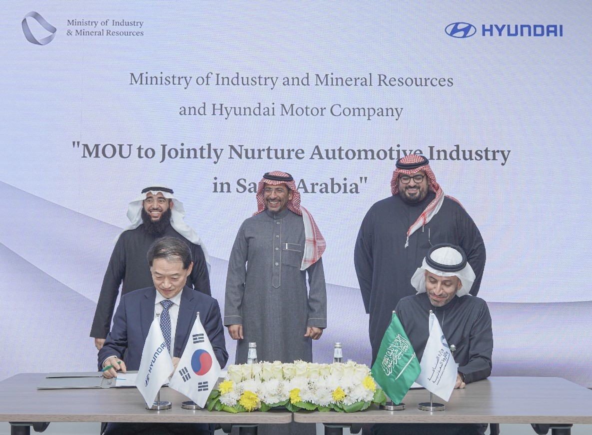 Hyundai Motor Group Executive Vice President Kim Seon-seob (front left) and Saudi Minister of Economy and Planning Faisal Al-Ibrahim (front right) sign a memorandum of understanding to enhance Saudi Arabia’s regional automotive industry. (Saudi Ministry of Industry and Mineral Resources’ Twitter)