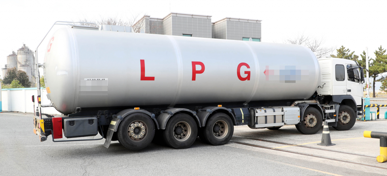 An oil tank truck loads liquefied petroleum gas at Yeosu International Complex in South Jeolla Province on Dec. 9. (Yonhap)