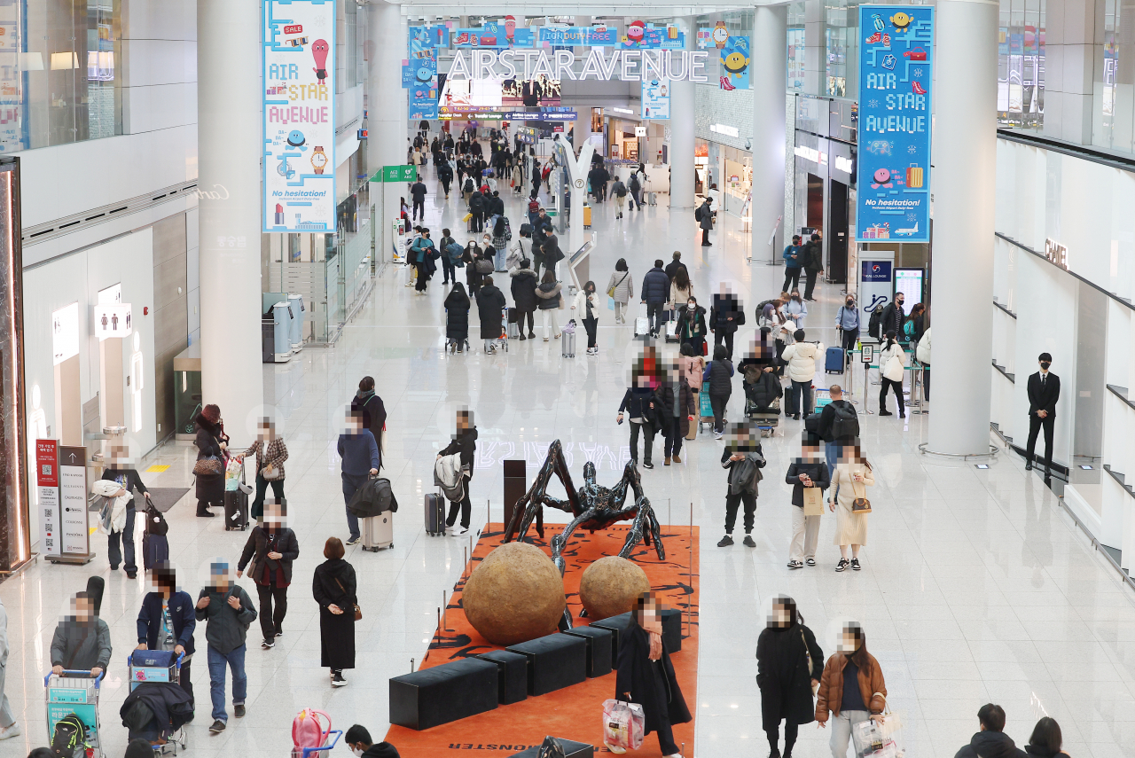 Tourists walk in the duty-free zone of Incheon International Airport Terminal 1 (Yonhap)