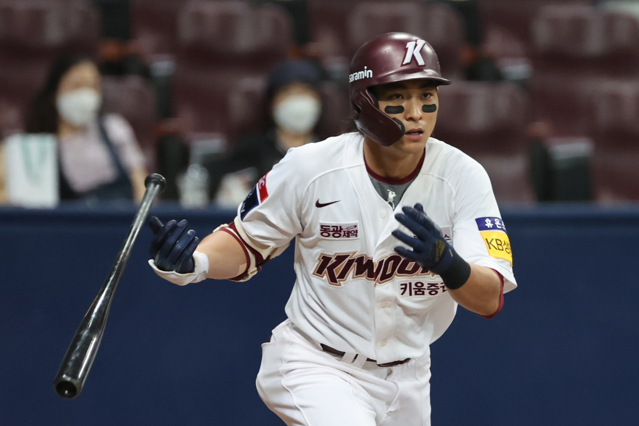 Lee Jung-hoo of the Kiwoom Heroes tosses his bat after hitting a triple against the NC Dinos during the bottom of the fifth inning of a Korea Baseball Organization regular season game at Gocheok Sky Dome in Seoul on July 8, 2022. (Yonhap)
