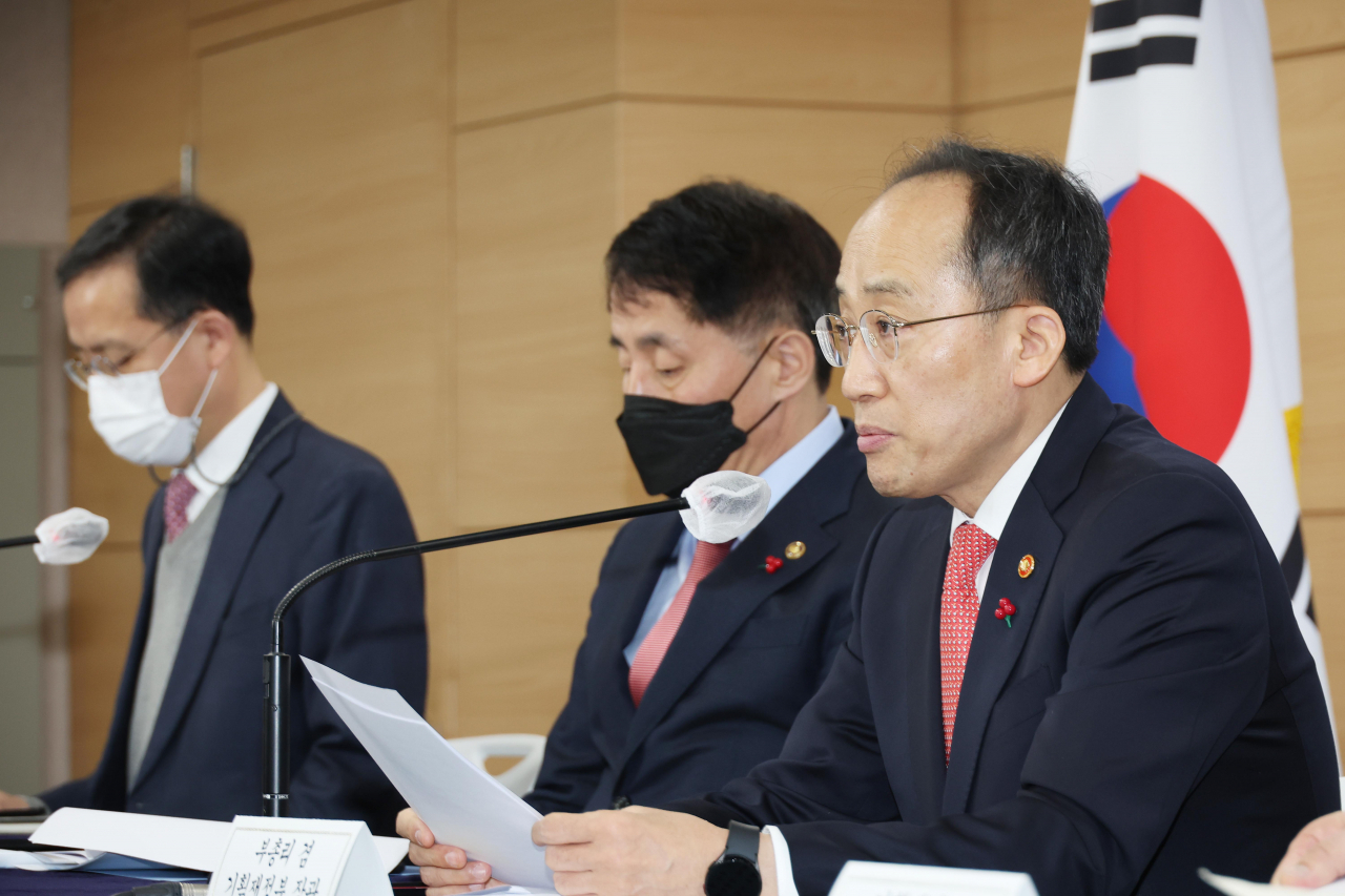 Finance Minister Choo Kyung-ho speaks during a press briefing session held at the government complex in Seoul, Tuesday. (Yonhap)