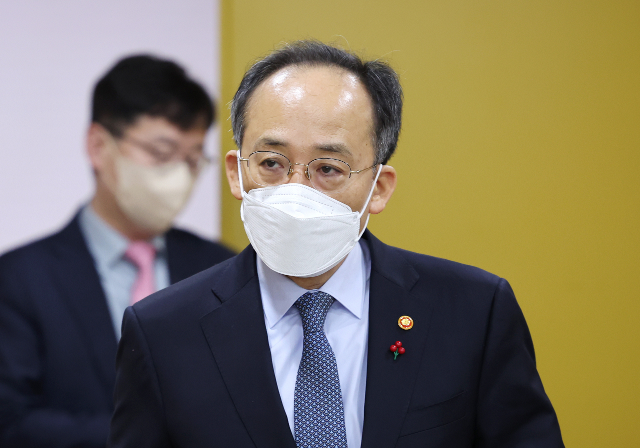 Finance Minister Choo Kyung-ho enters the venue of a meeting held in the central city of Sejong on Wednesday. (Yonhap)
