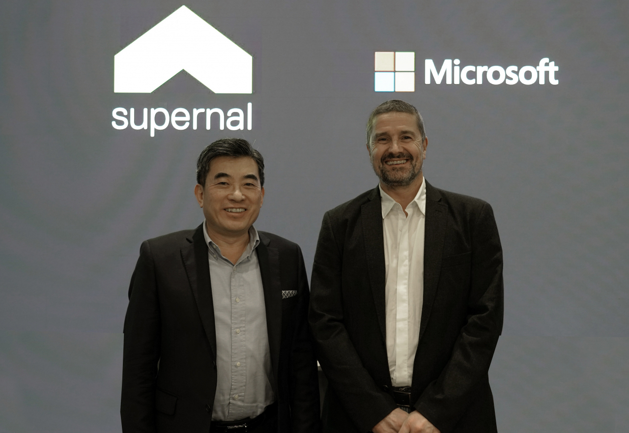 Supernal CEO and Hyundai Motor Group President Shin Jai-won (left) and Microsoft Cloud + AI Corporate Vice President Ulrich Homann pose for a picture during Shin's visit to the Microsoft headquarters in Redmond, Washington, last month. (Hyundai Motor Group)