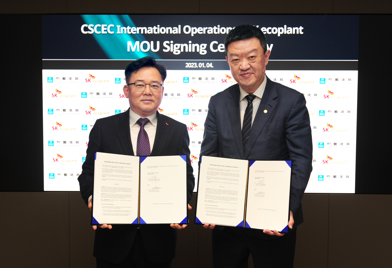 SK Ecoplant CEO Park Kyoung-il (left) stands with International Operations of CSCEC CEO Wang Shaofeng during a memorandum of understanding signing ceremony in Seoul, Wednesday. (SK Ecoplant)