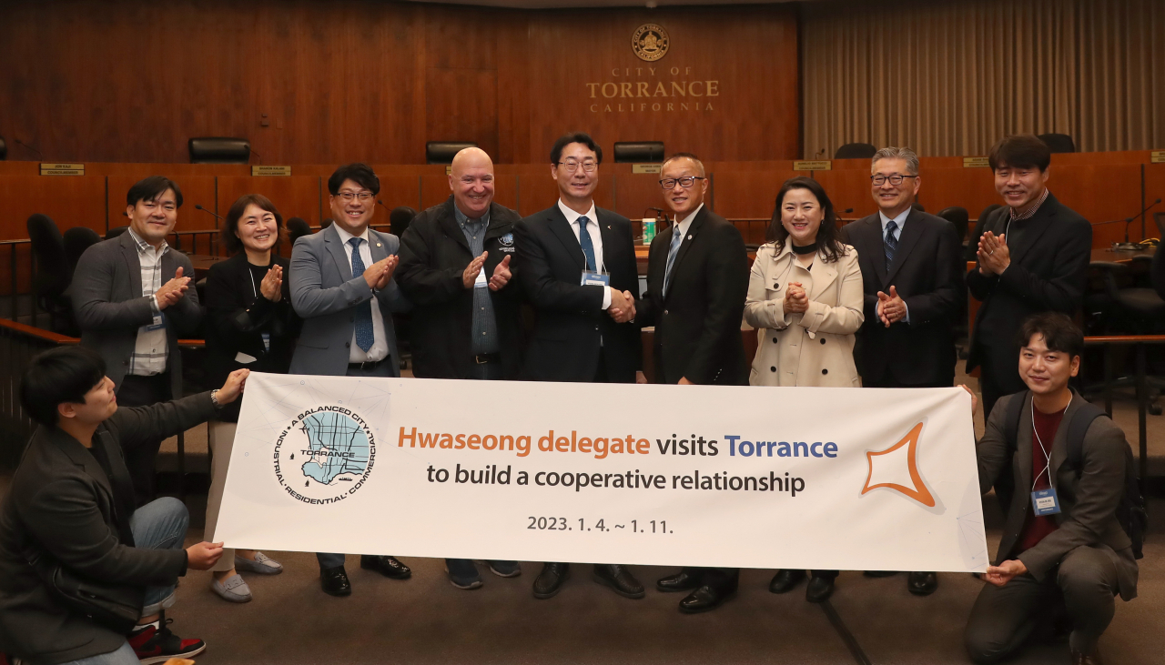 Hwaseong city Mayor Jeong Myeong-geun (sixth from left) and Torrance mayor George Chen shake hands to the beginning of a cooperative relationship between the two cities. (City of Hwaseong)