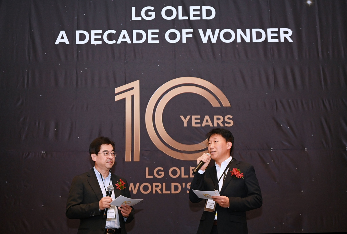 LG Electronics' president of home entertainment Park Hyoung-sei (left) and LG Display's senior vice president and head of large display business unit Lee Hyeon-woo deliver speeches on LG's visions for the future directions of display technology developments during the event held in Las Vegas in US, Wednesday, to celebrate the 10th year of launching LG's first OLED TVs. (LG Display)