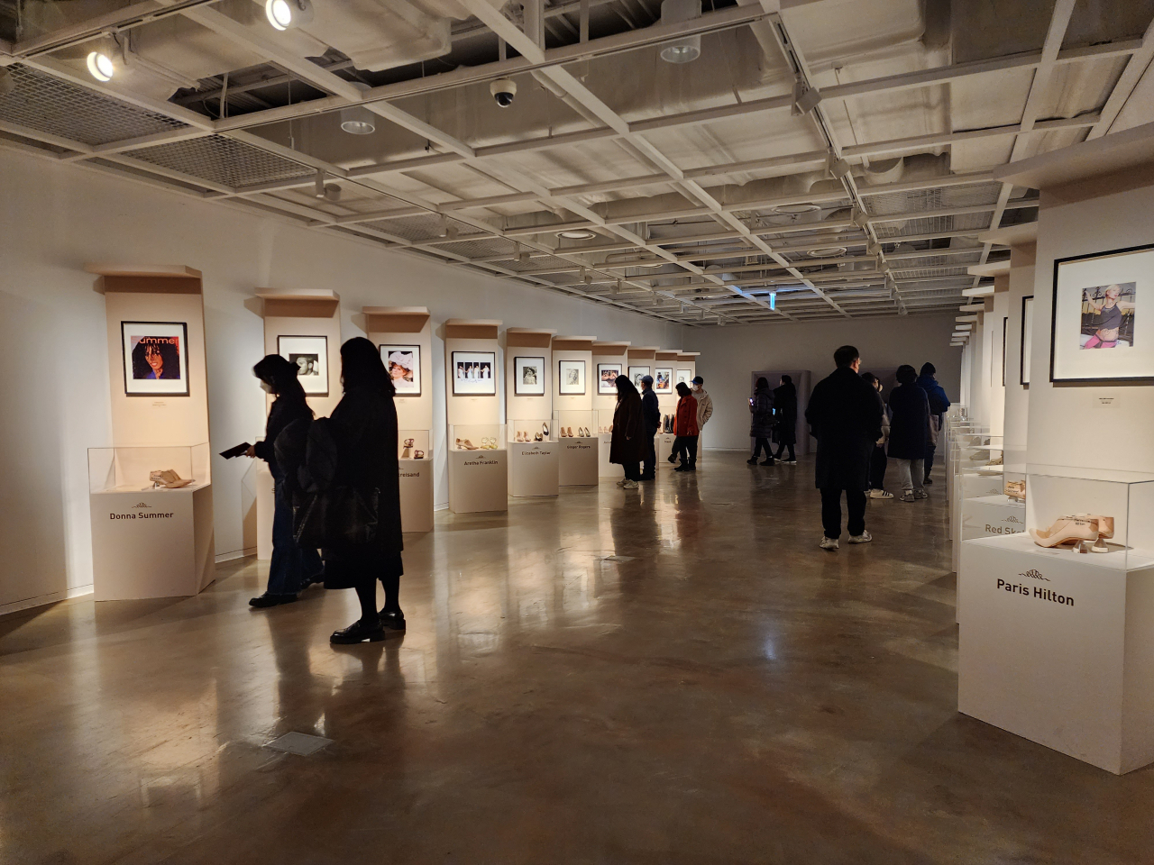 People visit the exhibition “Shoes & Bags” on Dec. 31. (Hwang Dong-hee/The Korea Herald)