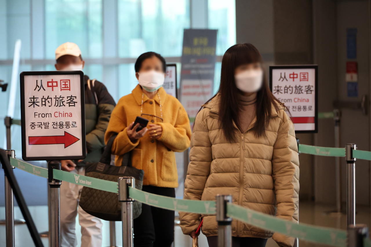 Travelers are waiting to get their information entered at Incheon International Airport, west of Seoul on Friday, as South Korea implemented a mandatory quarantine information registration system for entrants from China, Hong Kong and Macao. (Yonhap)