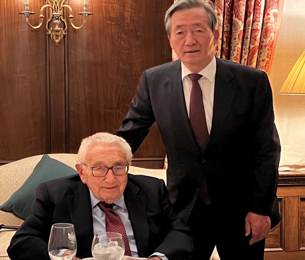 Former US Secretary of State Henry Kissinger and Chung Mong-joon, honorary chairman of the Asan Institute for Policy Studies. (Asan Institute for Policy Studies)