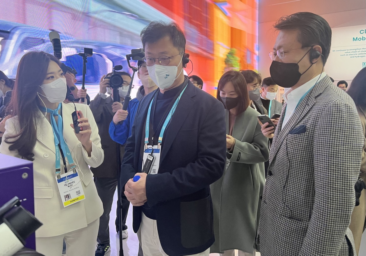 Chey Jae-won (center), vice chairman of SK Group and brother of the conglomerate's Chairman Chey Tae-won, began his tour around the SK Group's showroom at the CES venue in Las Vegas, US on Thursday. (Jo He-rim/The Korea Herald)