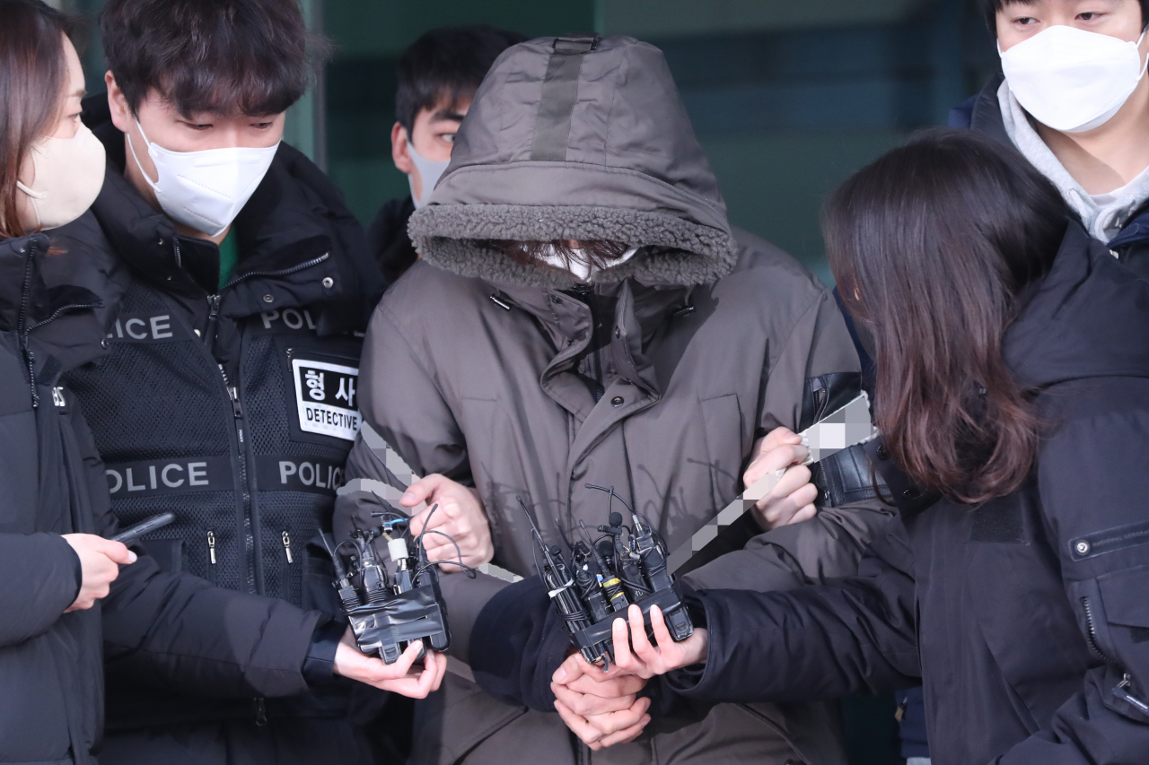 Lee Ki-young, 31, is seen heading to the prosecutors' office from a police office where he was detained, on Thursday. (Yonhap)