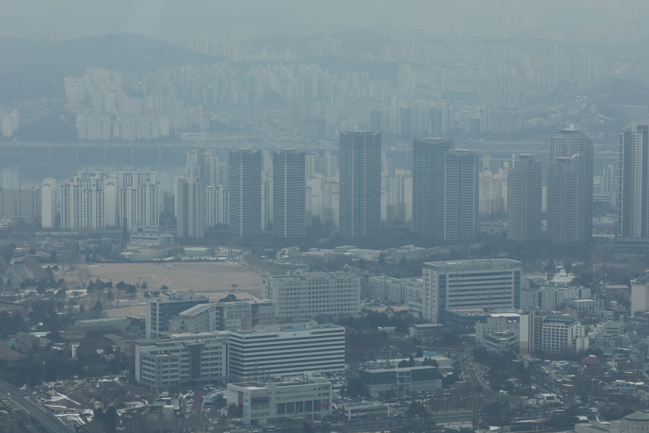 This photo, taken from Mount Nam in Seoul on Jan. 5, 2023, shows an area around the presidential office in the capital. A North Korean drone briefly entered a 3.7-kilometer-radius no-fly zone around the office of President Yoon Suk Yeol in Seoul last month, a military official belatedly confirmed the same day, reversing the defense authorities` announcement that there was no such incident. (Yonhap)