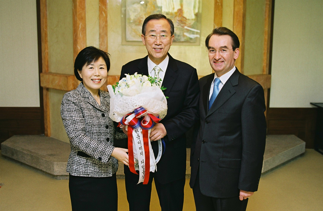Choi Jung-wha (left) presents Korea Image Award to then UN Secretary General Ban Ki-moon in New York in 2007. On the right is Didier Beltoise, president of Cs and spouse of Choi. (CICI)