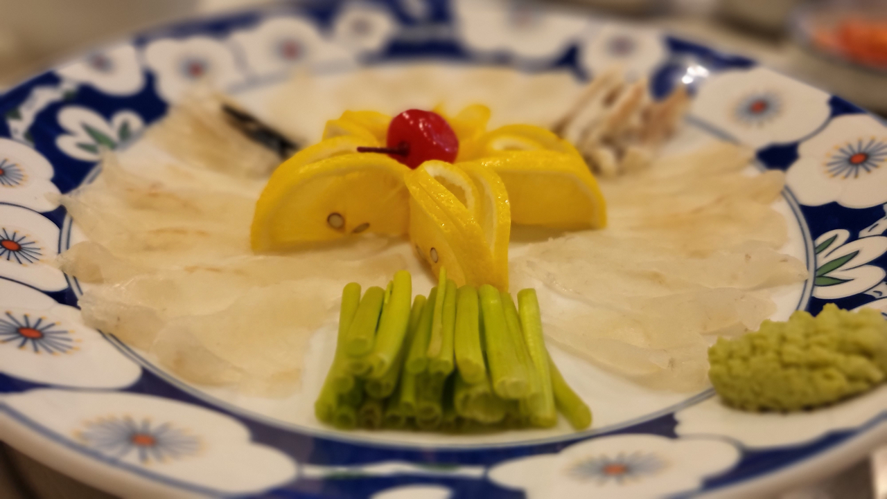 Blowfish sashimi (Kim Hae-yeon/The Korea Herald)
