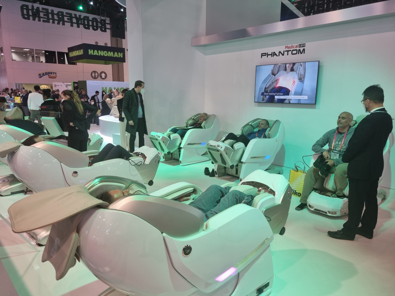 Visitors at Bodyfriend's exhibition receive massage on Phantom Medical Care at CES 2023 in Las Vegas on Friday. (Kan Hyeong-woo/The Korea Herald)