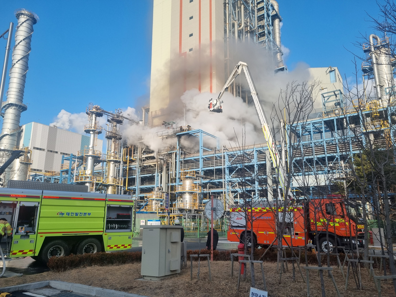 Firefighters put out a fire at a coal-fired power plant in Taean, South Chungcheong Province, on Sunday. (Taean Fire Station)