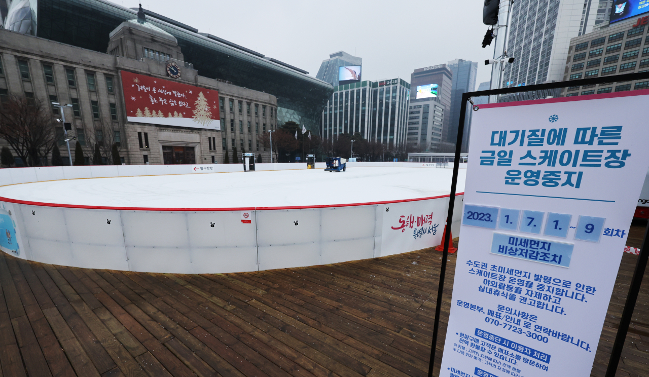 A sign at an ice rink run by the Seoul Metropolitan Office reads that it is closed due to a bad level of fine dust. (Yonhap)