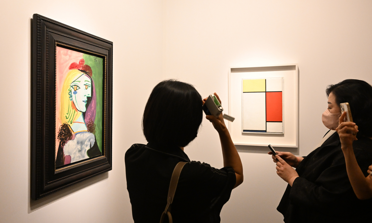 Visitors to the inaugural Frieze Seoul take photographs of artwork on Sept. 2, 2022 at Coex in Seoul. (Im Se-jun/The Korea Herald)