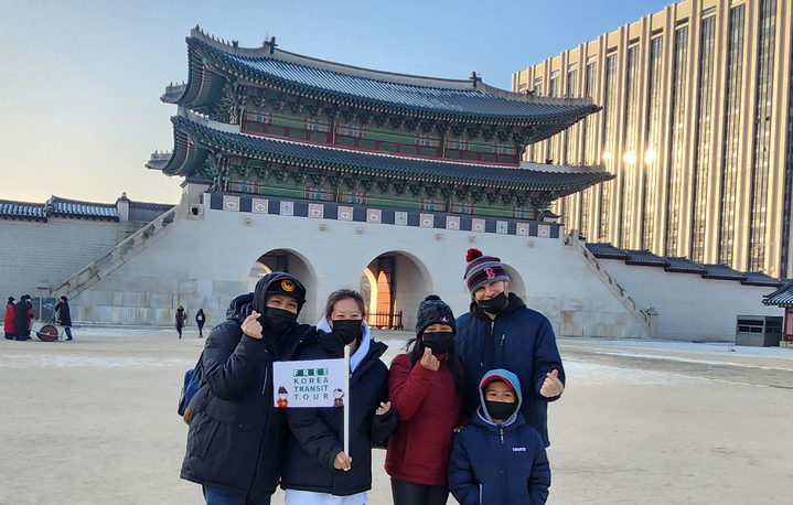 Participants of the daily transit tour program pose for a photograph at Gyeongbokgung on Jan. 1. (IIAC)