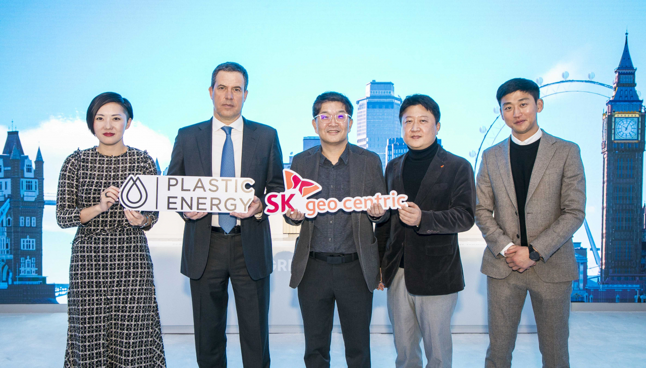 From left: Ying Staton, Plastic Energy's head of corporate development, Plastic Energy Chief Commercial Officer Bruno Guillon, SK geo centric CEO Na Kyung-soo and Lee Jong-hyuk, SKGC's green industry development representative, pose together for a photo at the 2023 CES in Las Vegas. (SK Innovation)