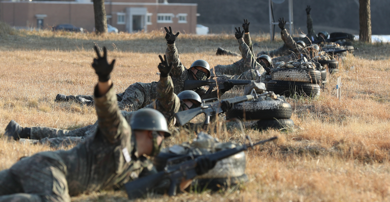 Navy trainees are training at the Naval Education and Training Command in Jinhae-gu, Changwon, South Gyeongsang Province.