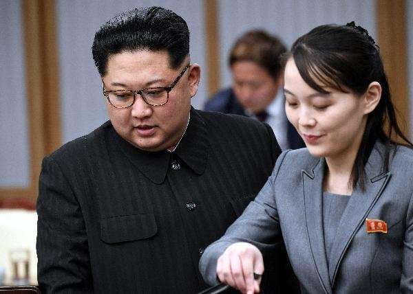North Korean leader Kim Jong-un (left) and his younger sister Kim Yo-jong (Herald DB)