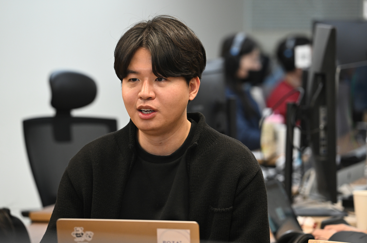 Pozalabs' CEO Huh Won-gil has an interview with The Korea Herald at Pozalabs' headquarters in Seoul on Dec. 13. (Im Se-jun/The Korea Herald)