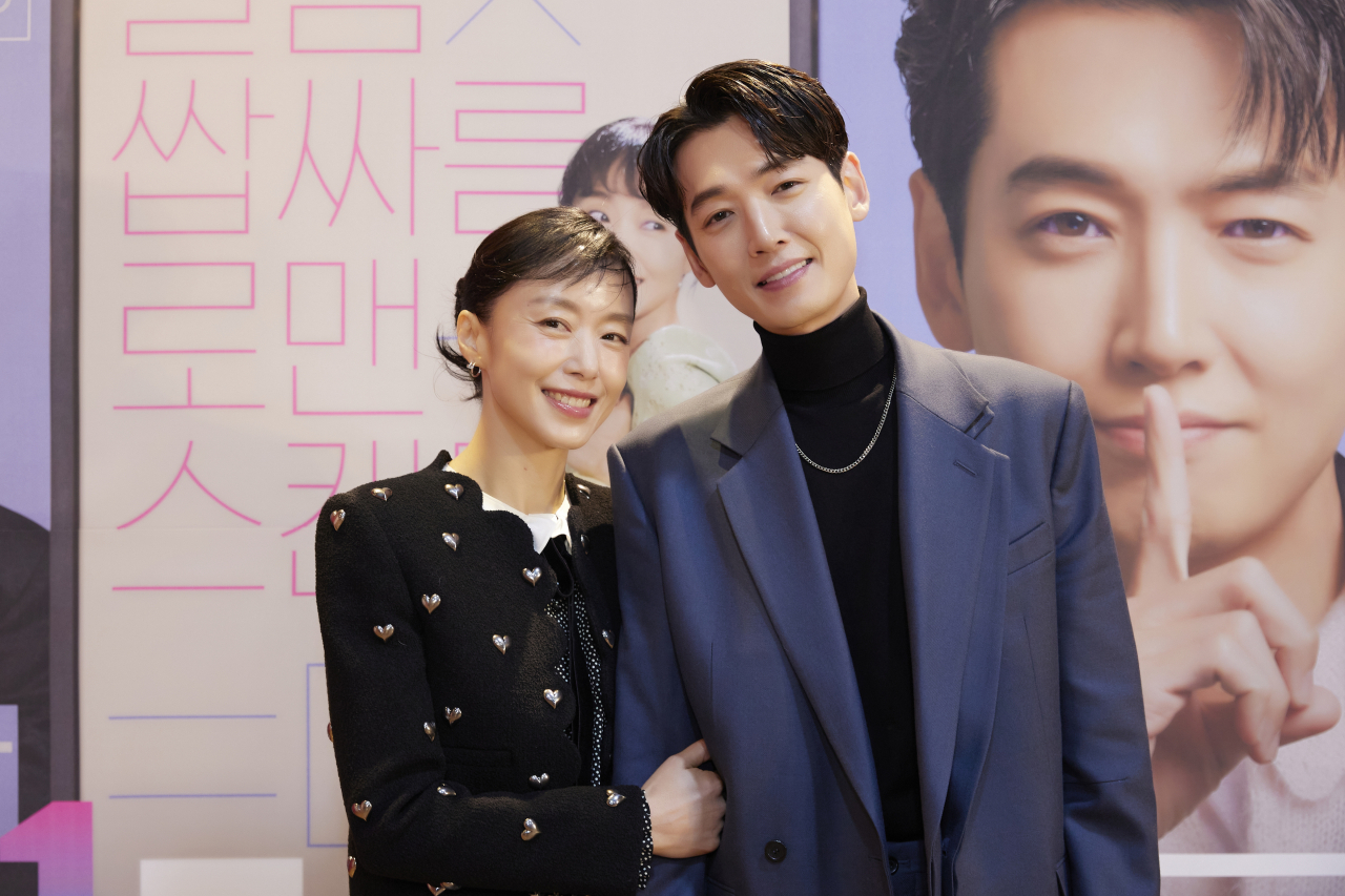 Jeon Do-yeon (left) and Jung Kyung-ho pose for photos before an online press conference Monday. (tvN)