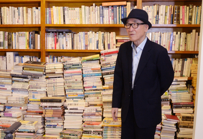 Ko Un attends the opening ceremony of Maninbo Library, a space established by the Seoul Metropolitan Government, in 2017. (Park Hyun-koo/The Korea Herald)