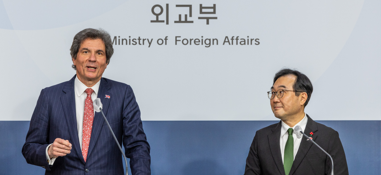 Second Vice Foreign Minister Lee Do-hoon (right) and Jose Fernandez, US undersecretary of state for economic growth, energy and the environment, hold a press briefing after talks in Seoul on Tuesday. (Yonhap)