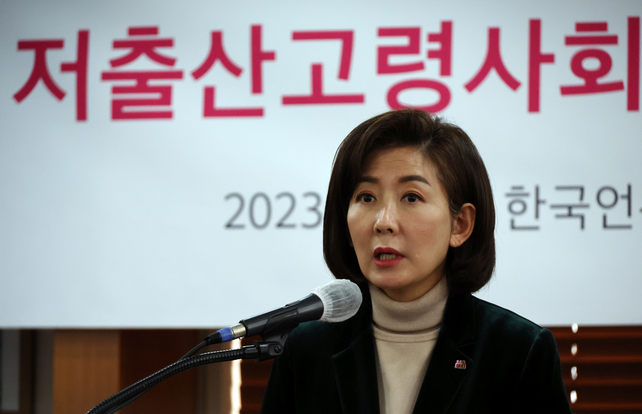 Na Kyung-won, vice chief of the Presidential Committee on Ageing Society and Population Policy, gives a press conference in Seoul on last Thursday. (Yonhap)