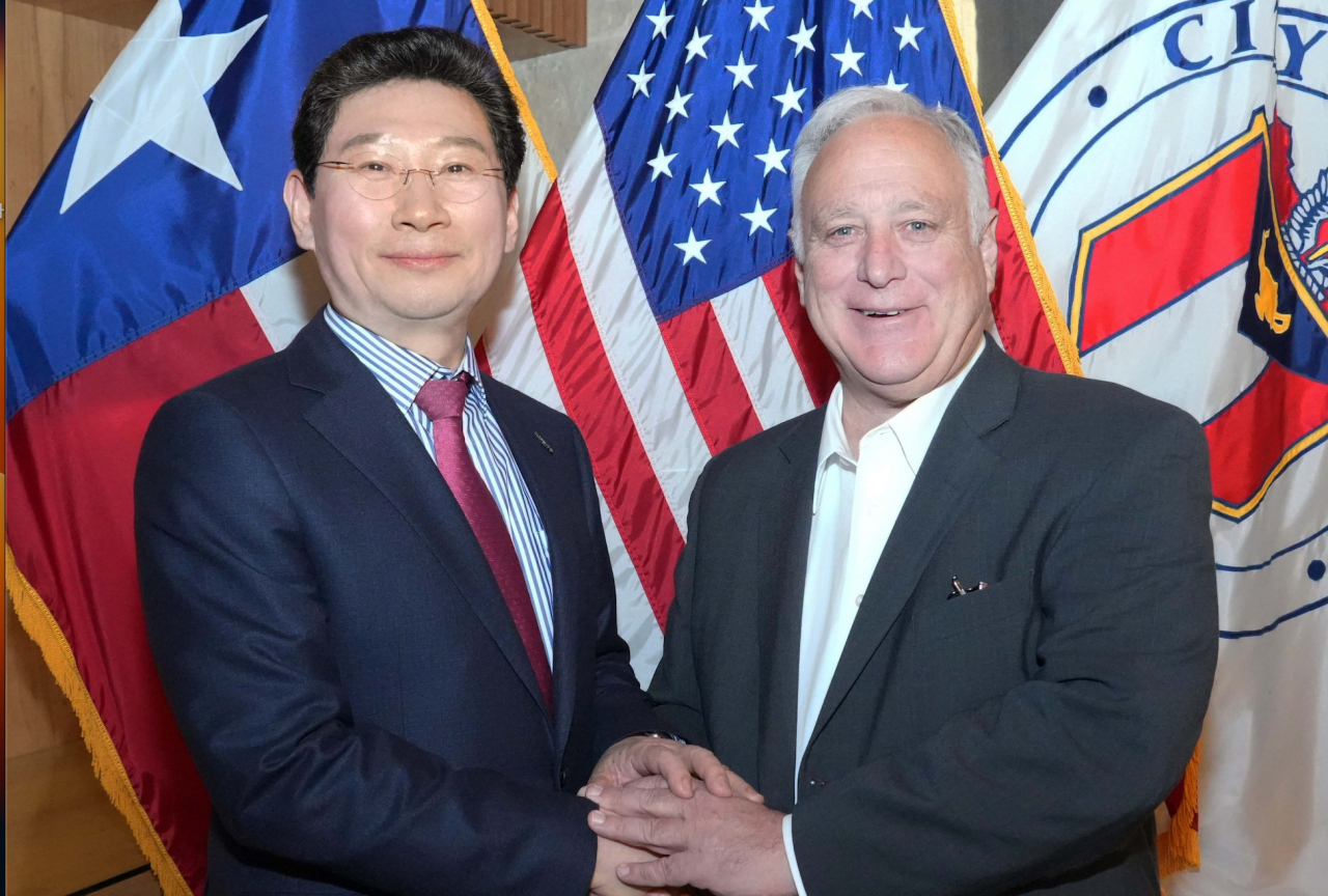 Yongin Mayor Lee Sang-il (left) and Austin Mayor Kirk Watson pose for photo after their meeting in Austin, Texas on Monday. (Yongin City)