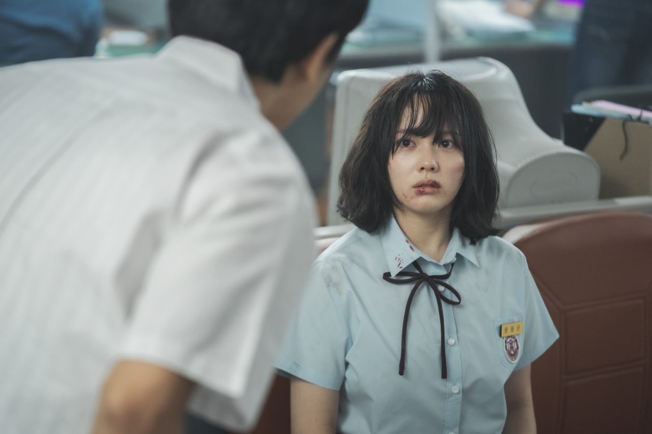 Moon Dong-eun plays a victim of bullying in “The Glory” (Netflix)