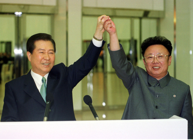 Former South Korean President Kim Dae-jung (left) and former North Korean leader Kim Jong-il pose for a photo during the historic 2000 interKorean summit in this file photo. (The Korea Herald)