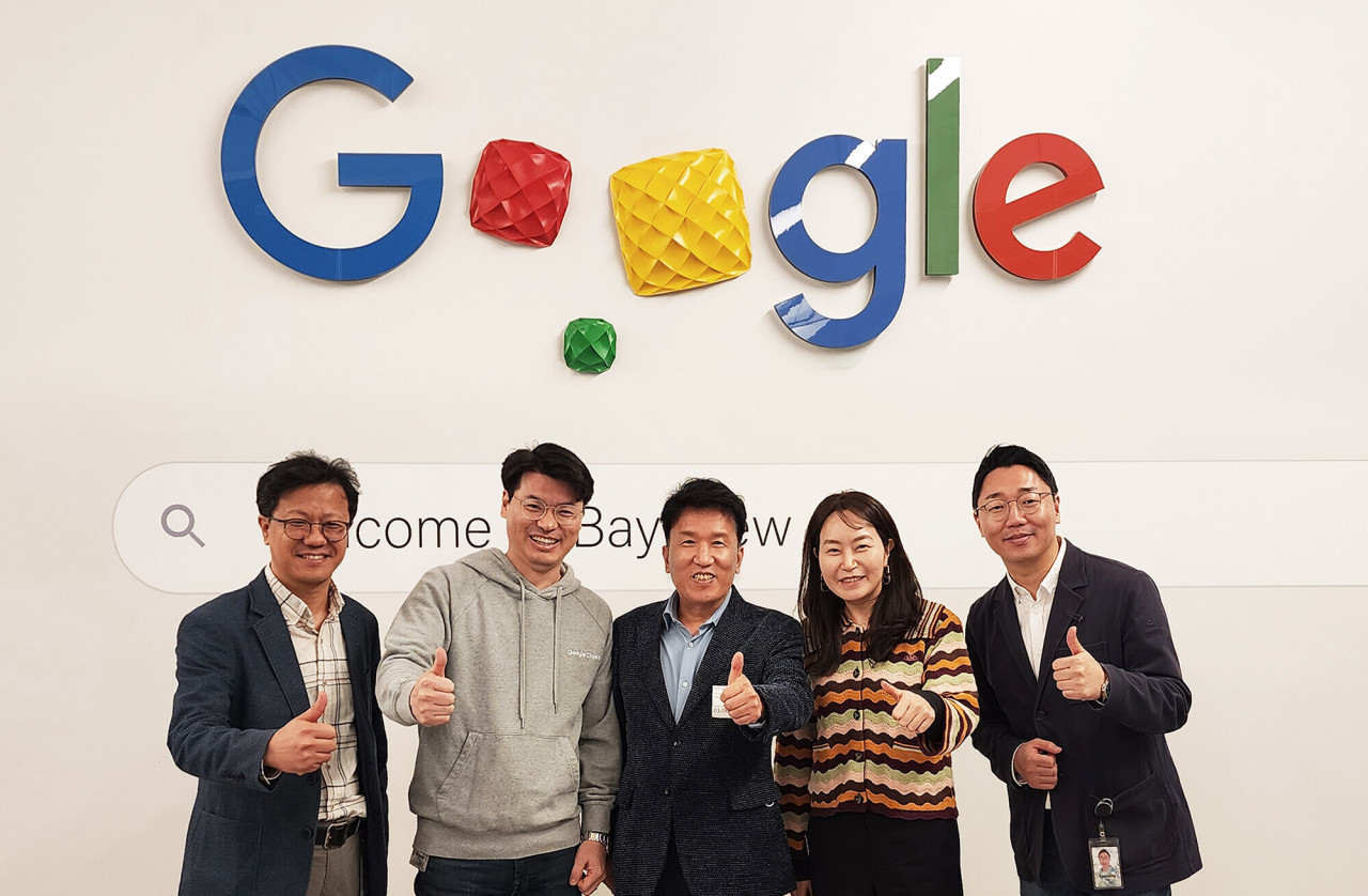 Hana Financial Group Chairman Ham Young-joo (center) poses for a photo with Google employees at the Google Bay View Campus in the US on Friday. (Hana Financial Group)