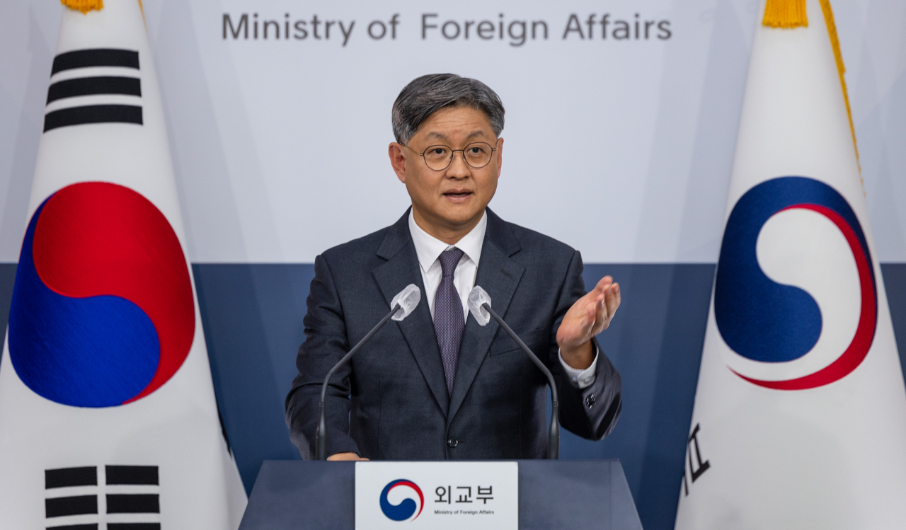 Foreign Ministry spokesman Lim Soo-suk speaks during a press briefing in Seoul on Thursday. (Yonhap)