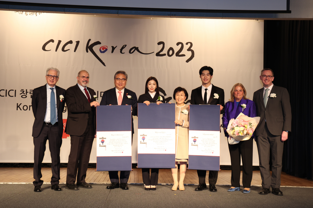 (From left) Italian Ambassador Federico Failla, French Ambassador Philippe Lefort, Minister of Foreign Affairs Park Jin, former Olympic figure skating champion Kim Yuna, CICI President Choi Jung-wha, teen swimmer Hwang Sun-woo, EU Ambassador Maria Castillo Fernandez and British Ambassador Colin Crooks pose for a group photo at the CICI’s annual Korea Image Awards ceremony, held at InterContinental Seoul Coex on Wednesday. (CICI)