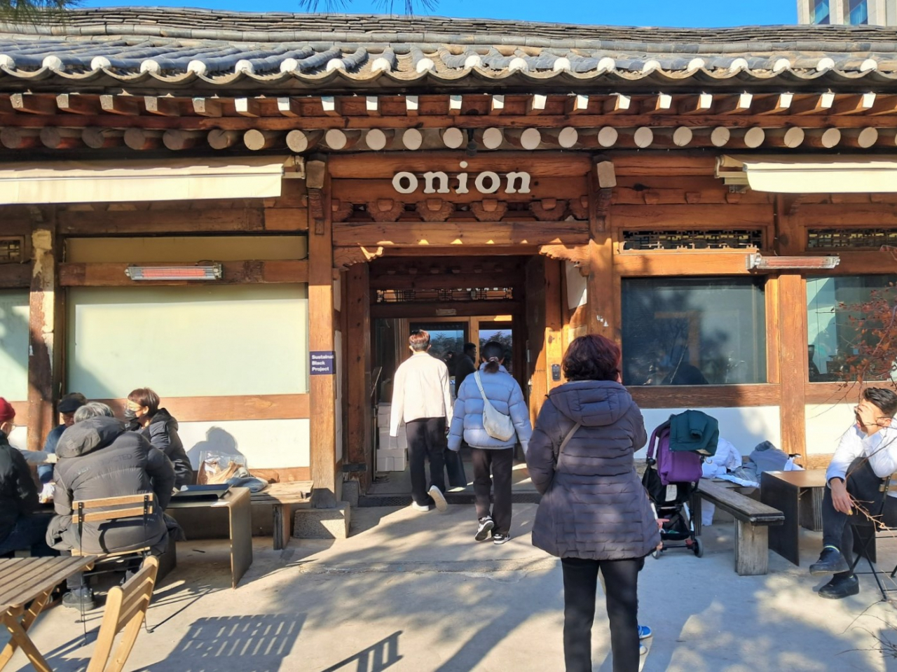 The wooden entrance of Cafe Onion (Lee Si-jin/The Korea Herald)