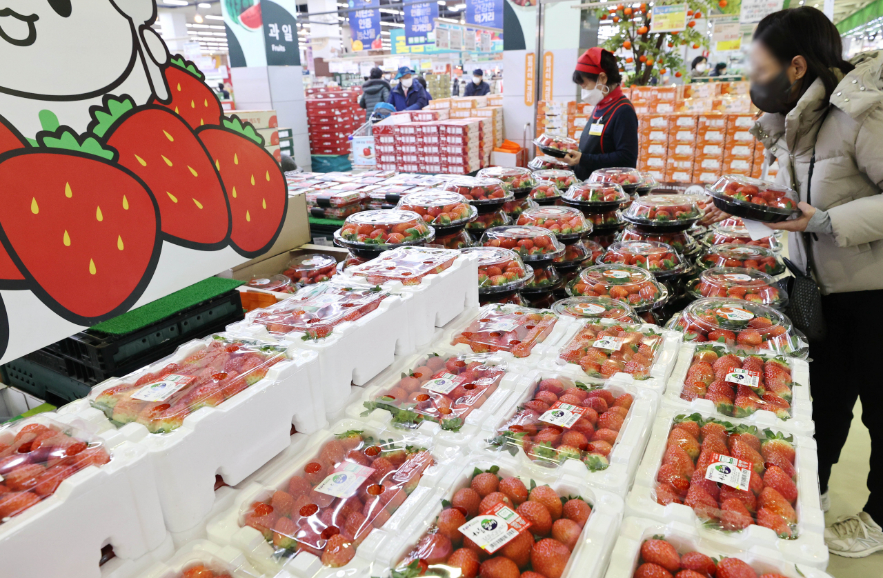 Shoppers choose fruits at a supermarket in Seoul on Thursday. (Yonhap)
