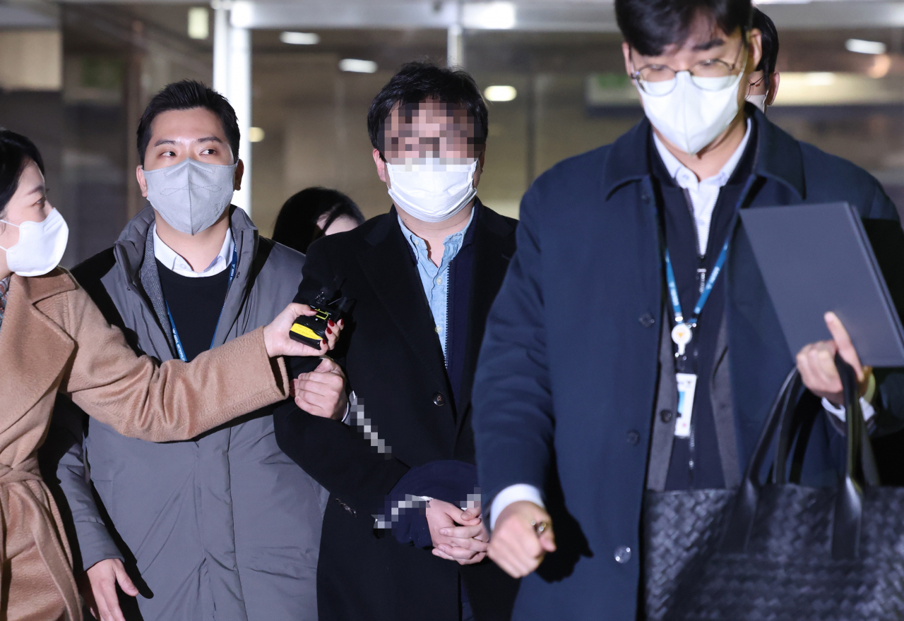 A real estate consultant surnamed Shin accused of a massive housing rental scam appears for a court hearing on Thursday. (Yonhap)