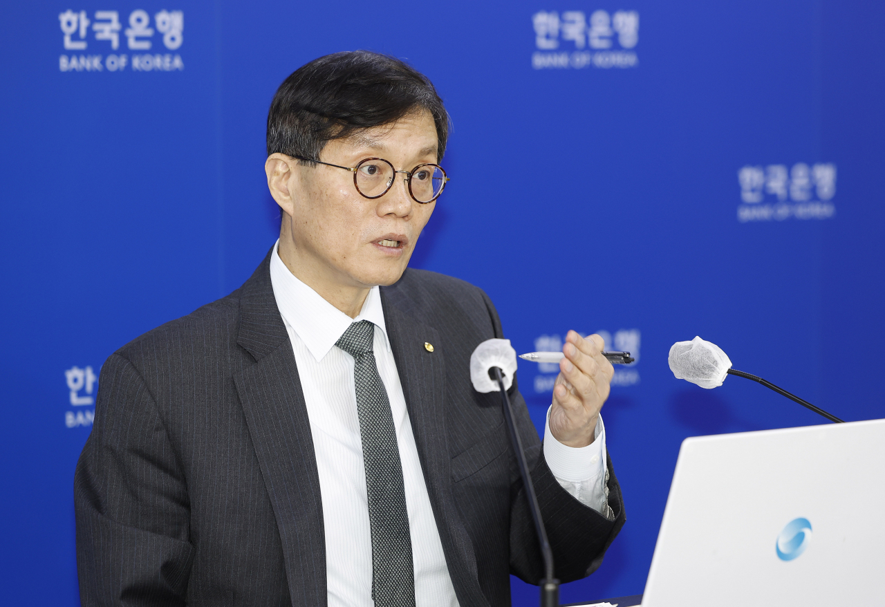 Bank of Korea Governor Rhee Chang-yong speaks at a press briefing held Friday at the central bank's headquarters in Seoul. (Yonhap)