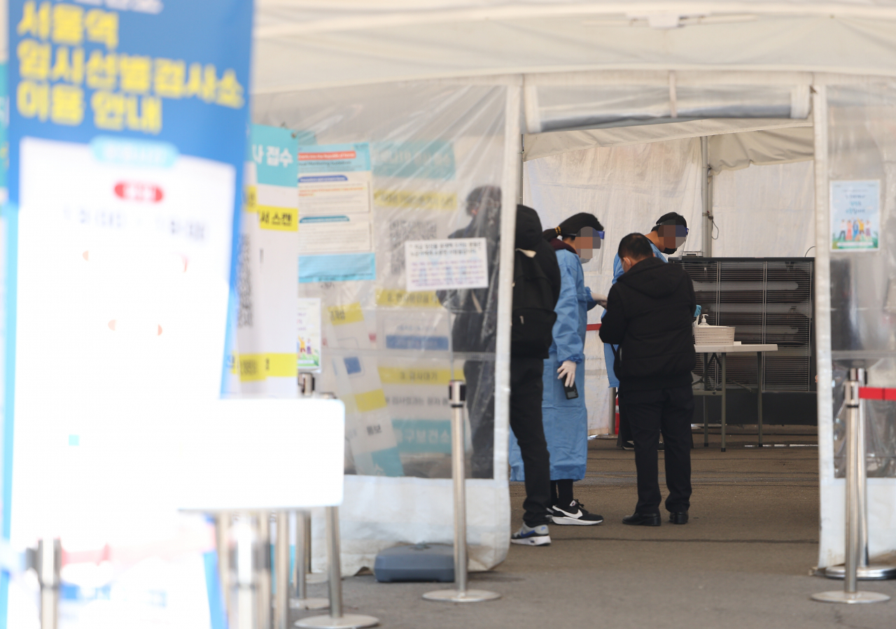 People visit a coronavirus testing center near Seoul Station on Thursday (Yonhap)