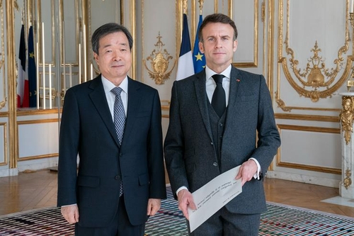 This photo shows President Emmanuel Macron (on the right) and South Korean Ambassador to France Choi Jai-chul during their meeting on Friday, at the Elysee Palace. (Embassy of South Korea in Paris)