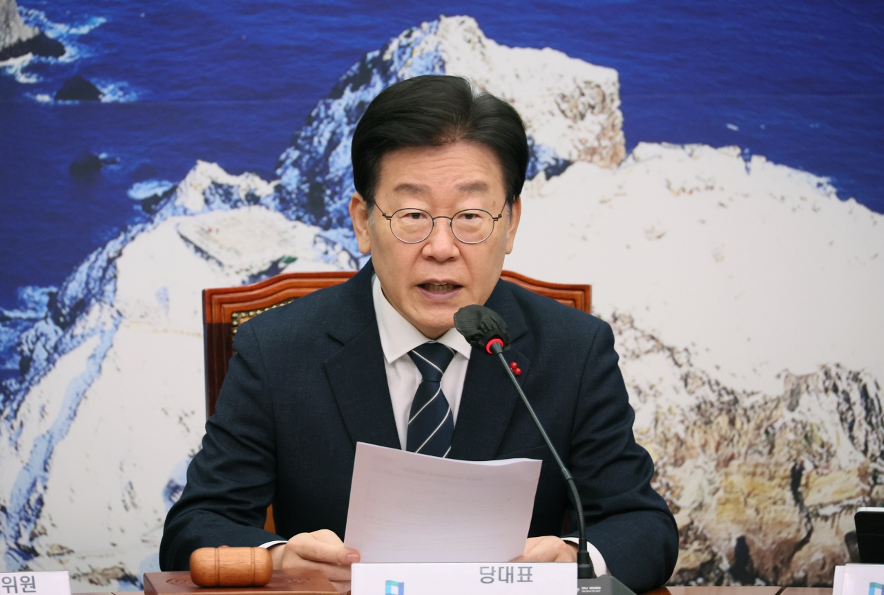 Democratic Party Chair Rep. Lee Jae-myung speaks during a party meeting on Friday (Yonhap)